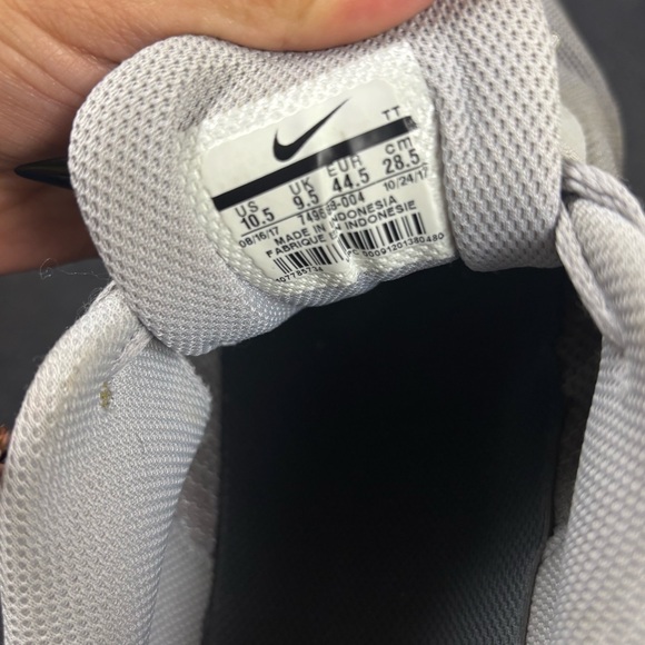 Nike Men's Athletic Shoes in Gray and Neon Green - Picture 2 of 4